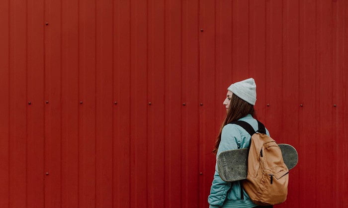 how-to-carry-a-skateboard-on-a-backpack