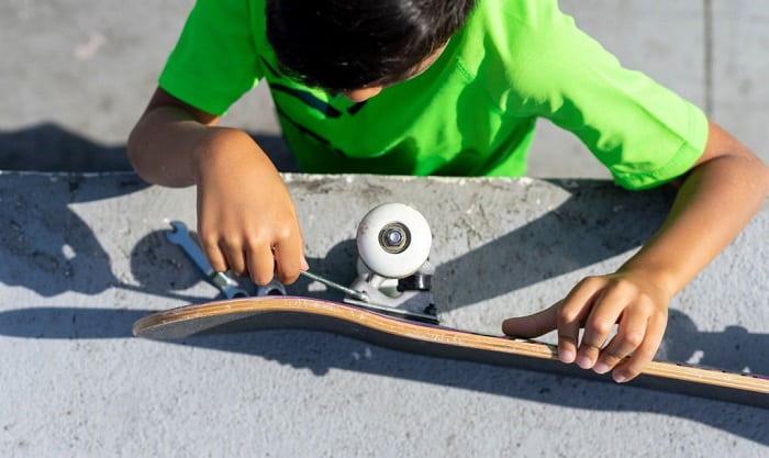 how to fix a skateboard that turns by itself