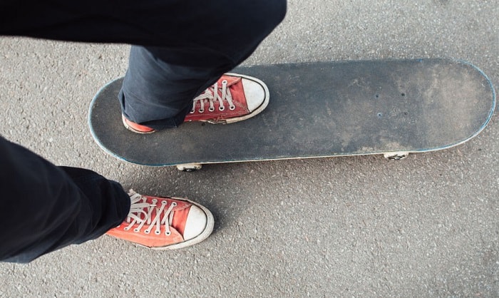 where to place feet on skateboard