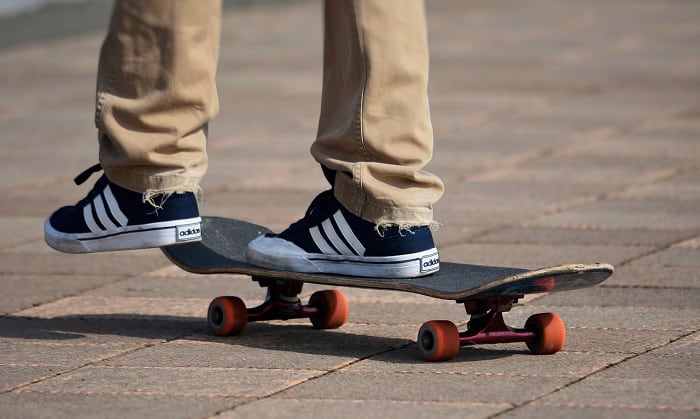 goofy-foot-skateboard