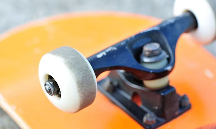 how tight should skateboard trucks be
