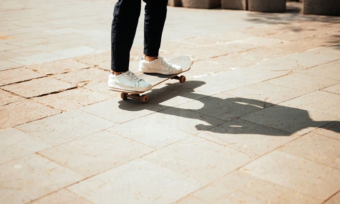 pushing-skateboard-foot-placement