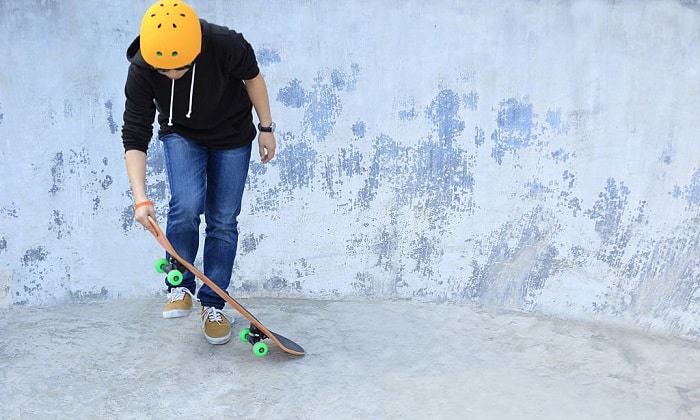 wearing-skateboard-helmet