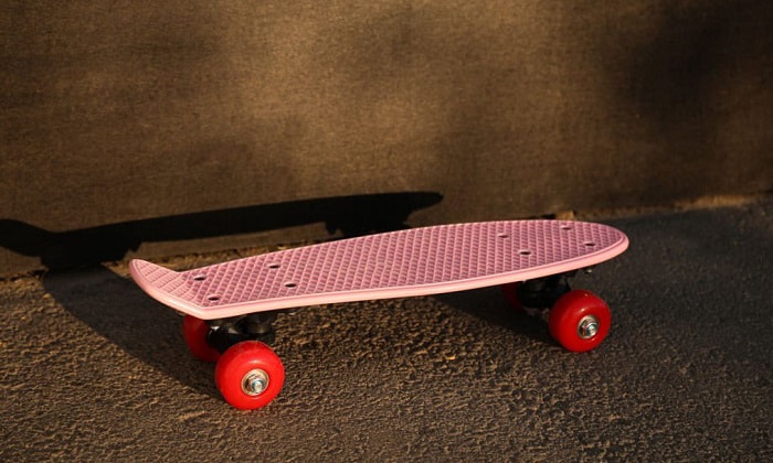 bedroom-skateboard-rack